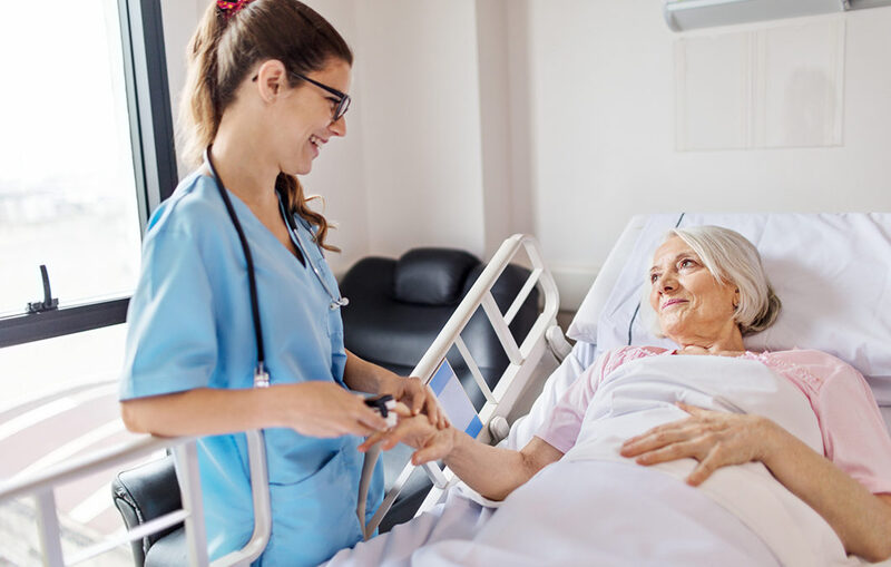 Y tá chăm sóc bệnh nhân tại bệnh viện Úc